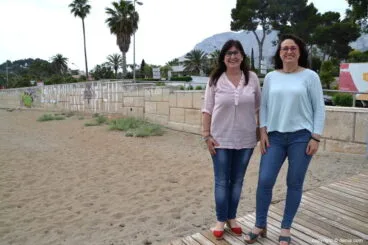 María Mut e Isabel Gallego en el lugar donde debería estar el chiringuito