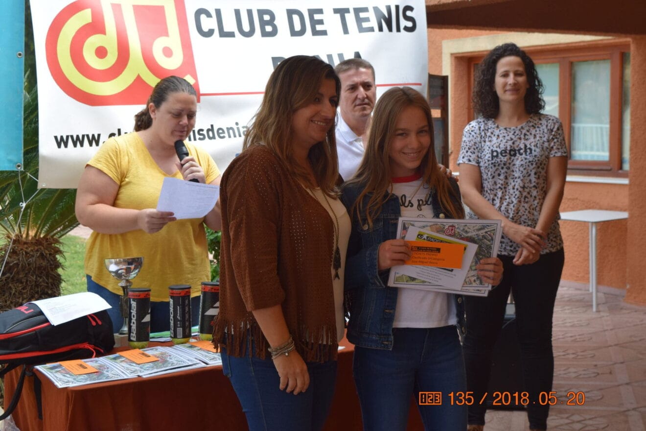 Marina Iborra con su trofeo