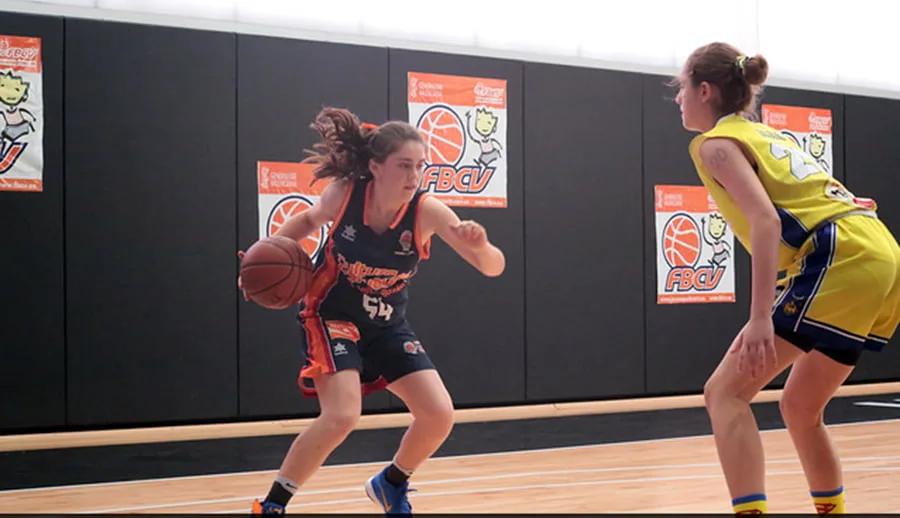 marta chico botando la pelota