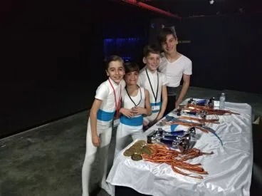 Medallas para los bailarines de Babylon