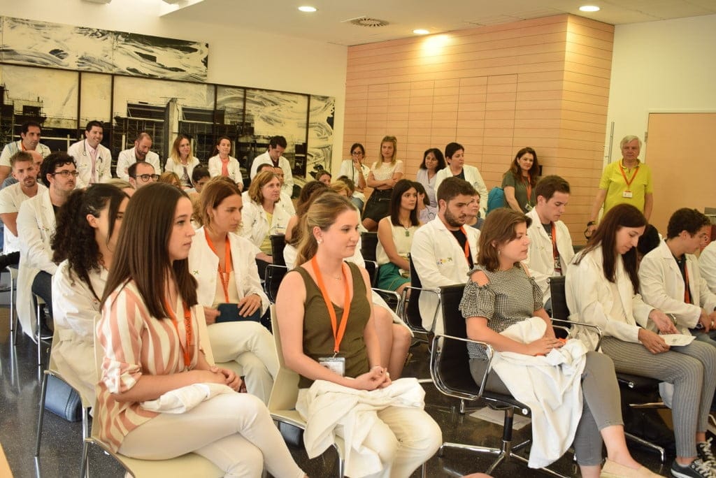 El Hospital de Dénia forma a 40 residentes de varios niveles este año 2 medicos residentes hospital de denia