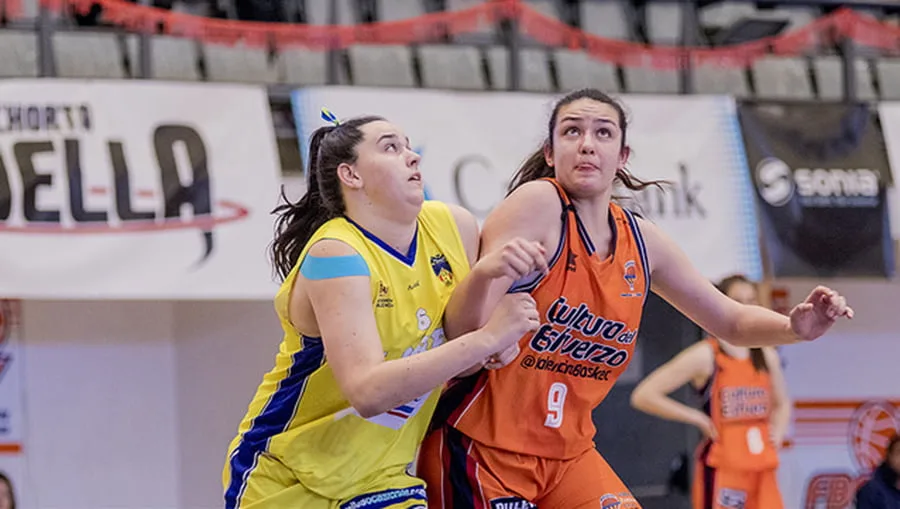 melanie neufcour luchando un rebote