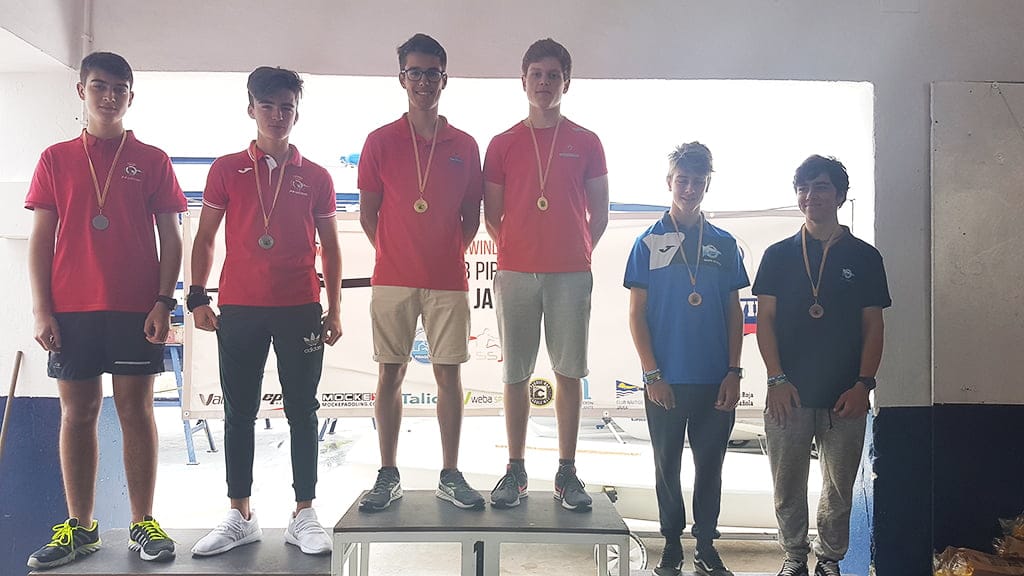 El Real Club Náutico Dénia fue tercero por equipos en la prueba autonómica de kayak de Xàbia 2 miguel abarca y pablo orgiler en el podio