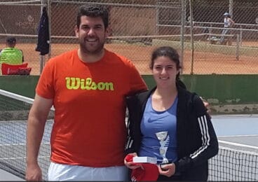 neus ramos con su trofeo