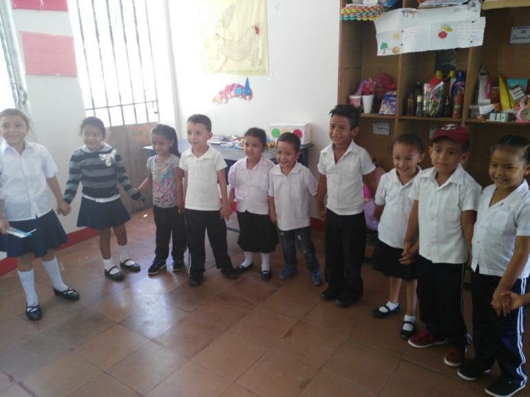 Niños y niñas ayudados por Chigüines