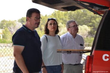 Paco Soler muestra el vehículo a Isabel Gallego y Jaume Lloret