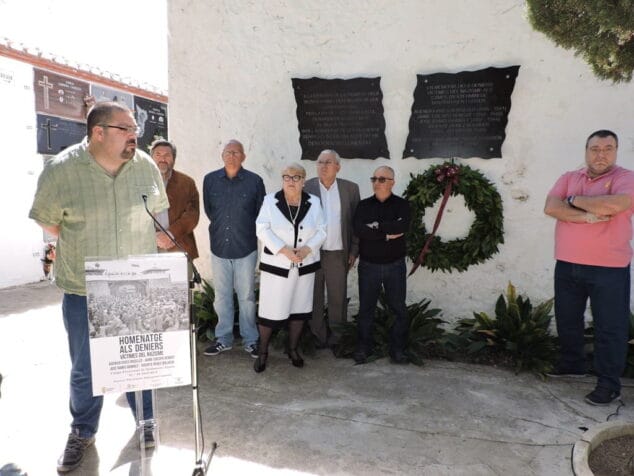 Los dianenses internados en campos de concentración nazis serán recordados para siempre gracias a una placa instalada en el cementerio 9 palabras de los familiares de las victimas del nazismo en denia