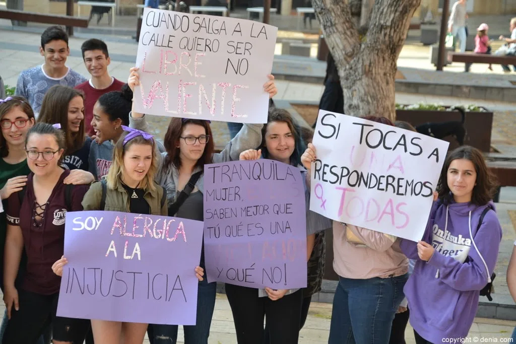 "Soy alérgica a la injustica", el grito silencioso del IES Número 3 contra la sentencia de 'La Manada' 2 pancartas elaboradas por las alumnas del ies numero 3 de denia