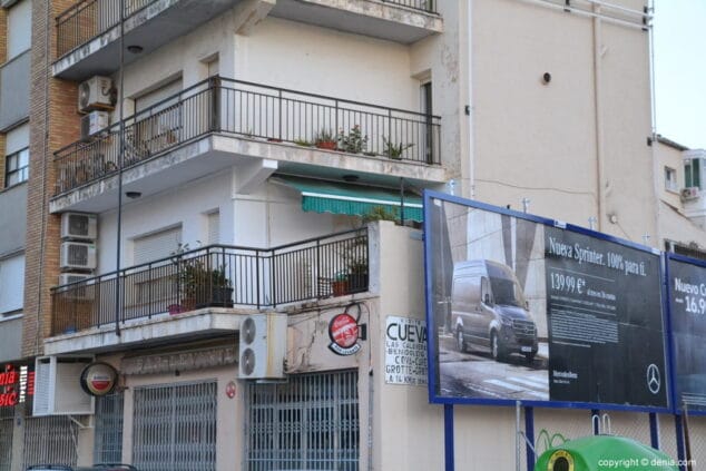 panel publicitario en el aparcamiento de ramon ortega junto a una vivienda