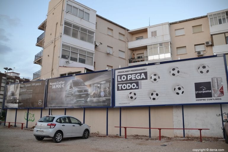 Paneles publicitarios instalados en el aparcamiento de Ramón Ortega
