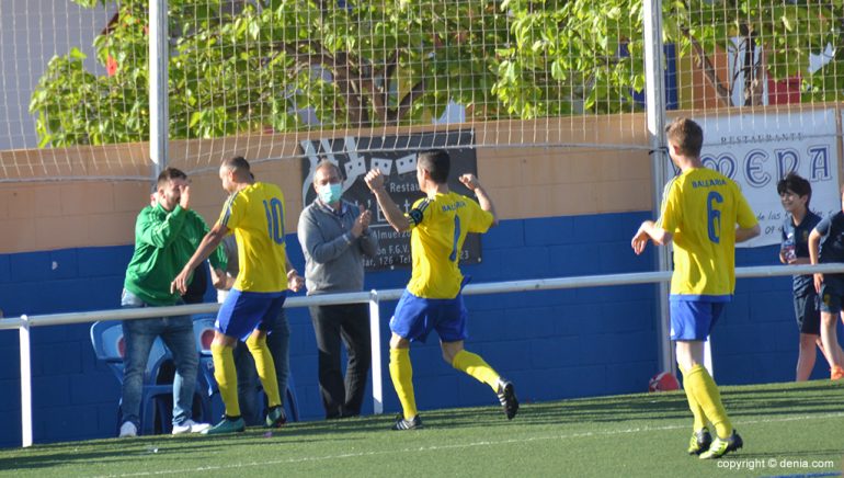 Panucci celebrando su tercer gol