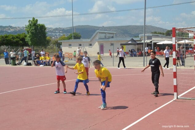 Un gran número de seguidores siguieron la clausura de la Liga Local de Fútbol Sala de Dénia 18 partido benjamin paidos contra la seleccion