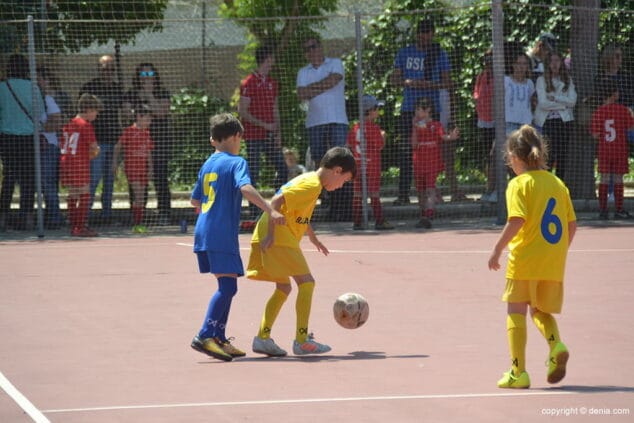 Un gran número de seguidores siguieron la clausura de la Liga Local de Fútbol Sala de Dénia 6 partido de selecciones