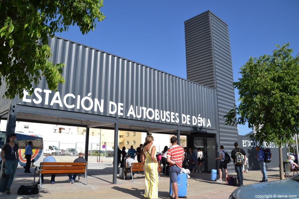 Fallos técnicos e instalaciones insuficientes: así ve Podemos la nueva estación de autobuses de Dénia 1 pasajeros esperando en la estacion de autobuses de denia 1