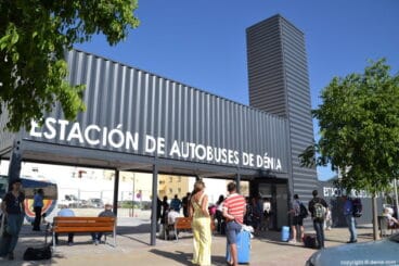 Pasajeros esperando en la estación de autobuses de Dénia