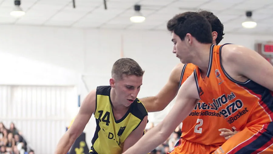 pau puigcerver defendiendo