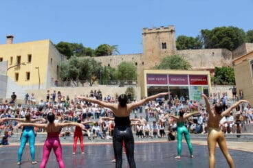 Plaza del Consell llena de bailes