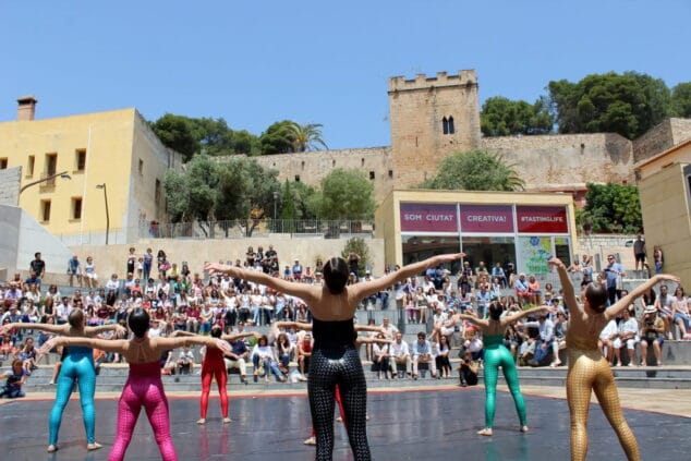 plaza del consell llena de bailes
