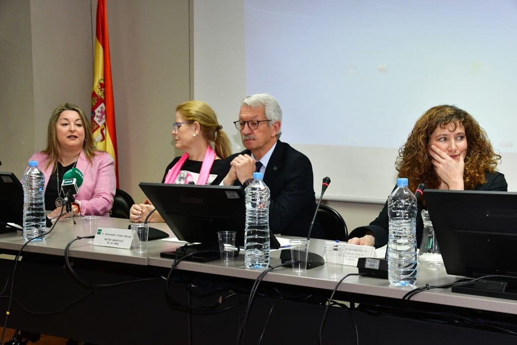 El Centro Asociado de Dénia recibió el III Premio a la Igualdad que otorga la UNED a nivel nacional 2 raquel marti en la jornada de igualdad de la uned