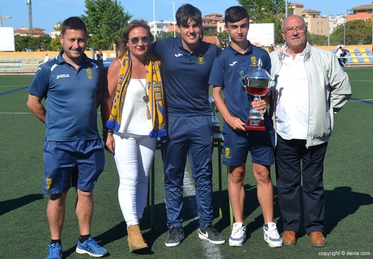 Representantes del equipo infantil con su trofeo