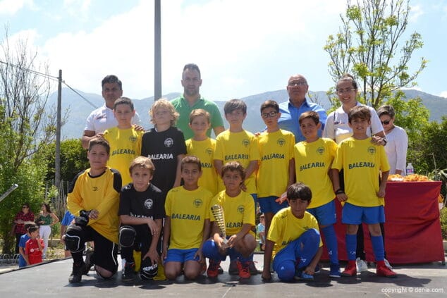 Un gran número de seguidores siguieron la clausura de la Liga Local de Fútbol Sala de Dénia 20 seleccion alevin de la liga