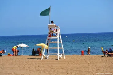 socorrista en una playa de denia