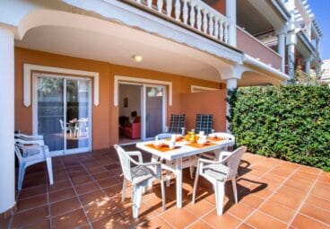 Terraza en la planta baja Aguila Rent a Villa