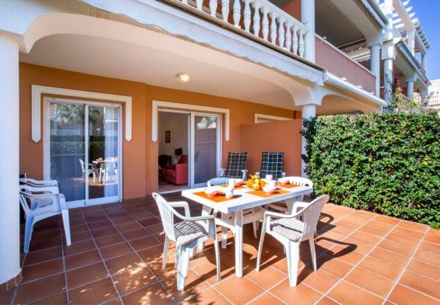terraza en la planta baja aguila rent a villa