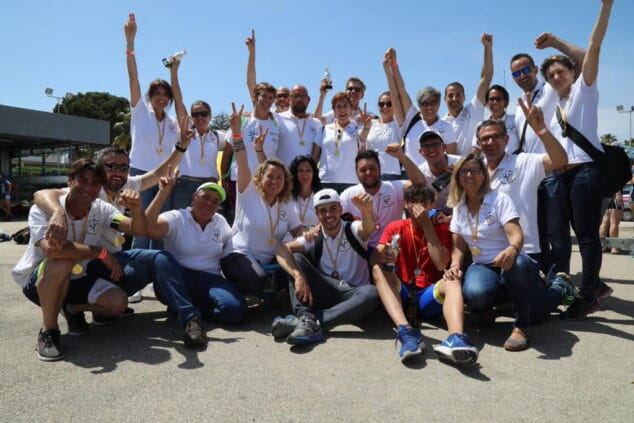 todos los equipos del cr marina denia celebrando sus titulo de campeones de liga