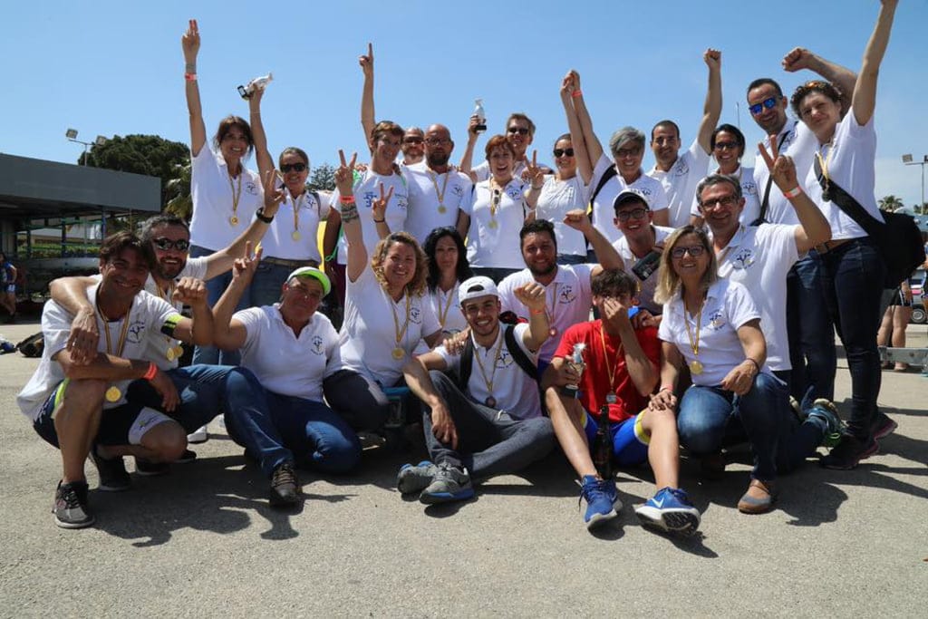 todos los equipos del cr marina denia celebrando sus titulo de campeones de liga