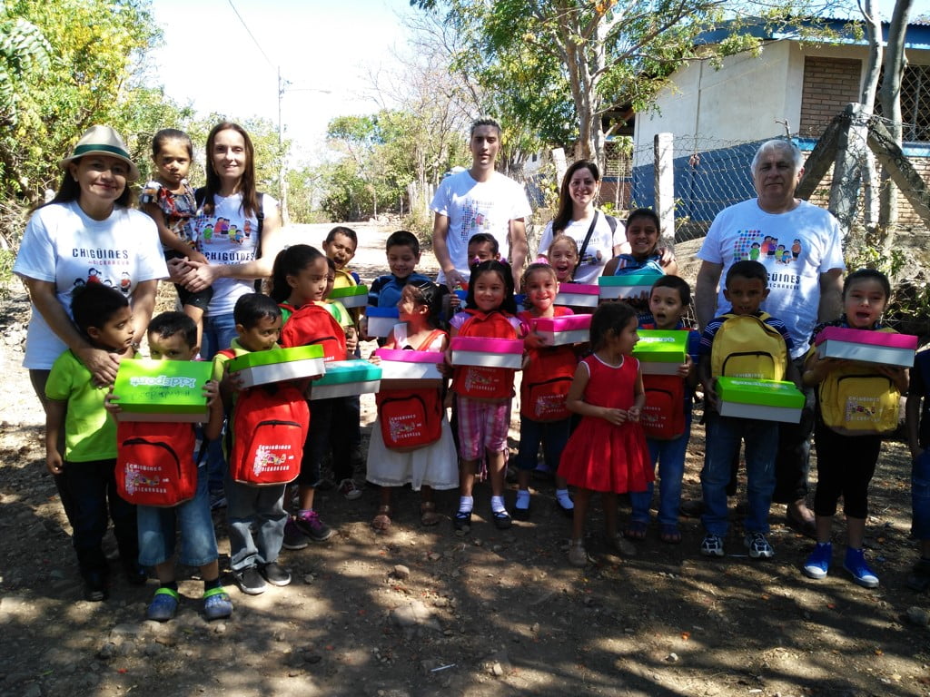 Voluntarios de Chigüines con los niños