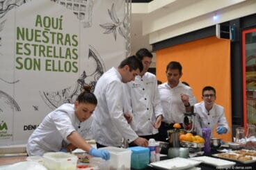 Desayuno de los alumnos del Raquel Payá en Portal de la Marina