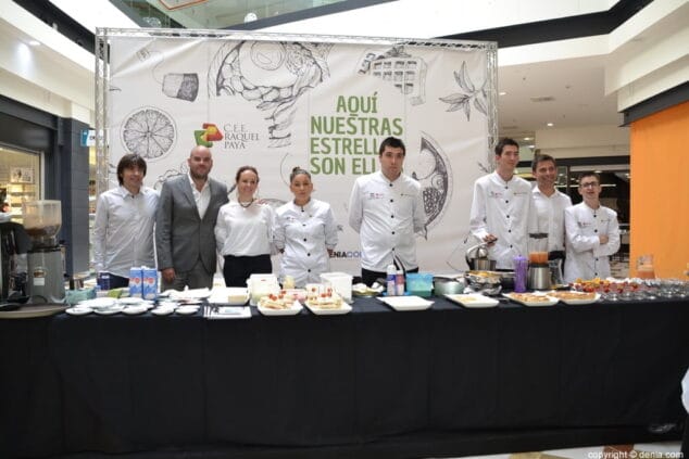 05 desayuno de los alumnos del raquel paya en portal de la marina alumnos y profesores