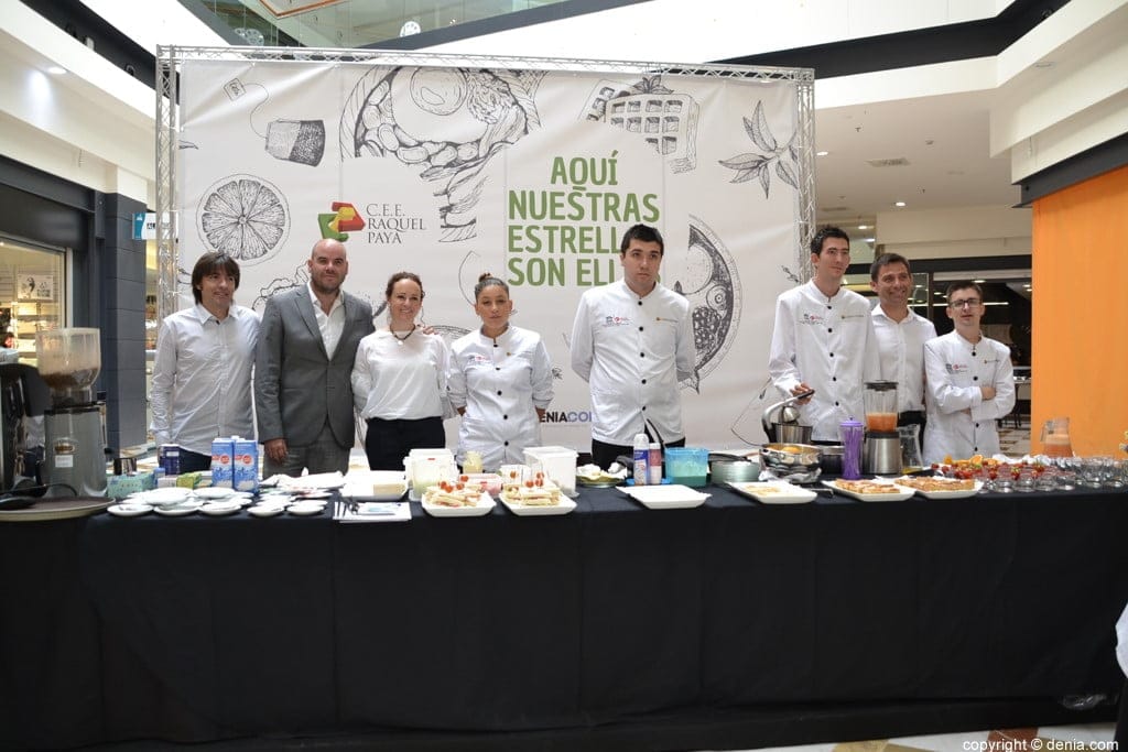 05 desayuno de los alumnos del raquel paya en portal de la marina alumnos y profesores