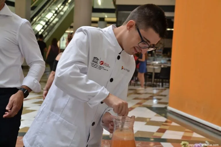 Desayuno de los alumnos del Raquel Payá en Portal de la Marina - preparando batido