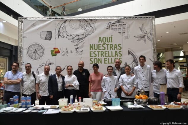 08 desayuno de los alumnos del raquel paya en portal de la marina alumnos y restauradores