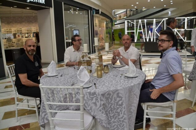 09 desayuno de los alumnos del raquel paya en portal de la marina mesa de invitados