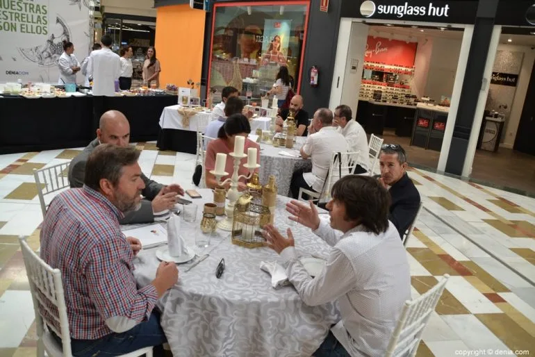Desayuno de los alumnos del Raquel Payá en Portal de la Marina - restauradores invitados