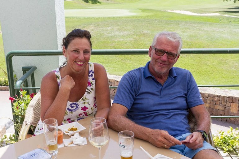 Aficionados disfrutando del golf