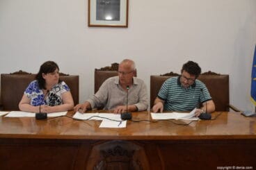 alcalde y concejales en la comision especial de ayuda a refugiados de denia
