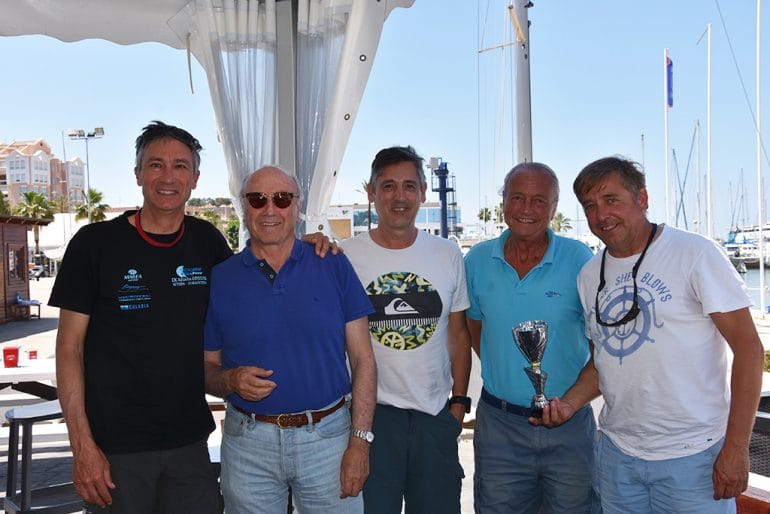Alegría por el trofeo conquistado