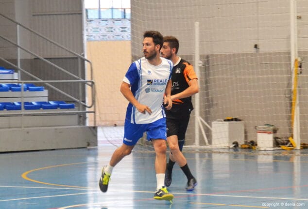 angel serrano marcado por un rival