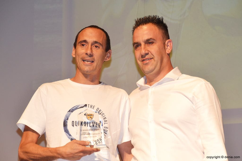 antonio alfaro con su reconocimento a su larga trayectoria