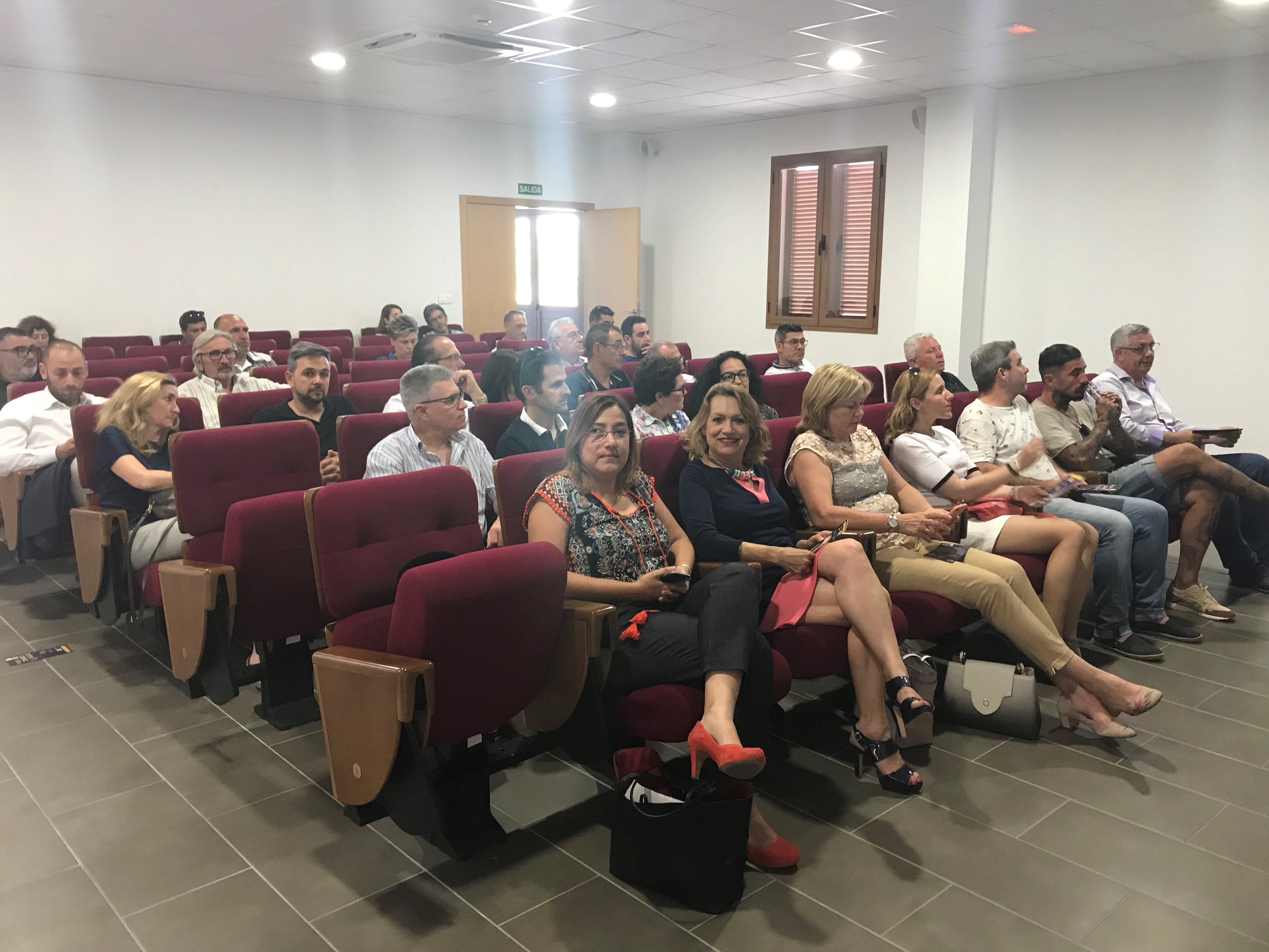 asistentes a la jornada de seguridad en los comercios