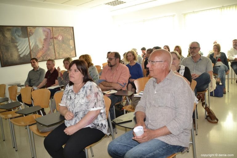 Asistentes a la reunión con Alberto Ibañez