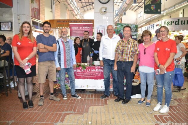 asistentes a menjat la marina en el mercat de denia