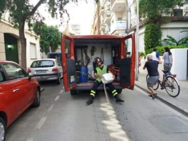 bomberos limpiando la mancha de combustible del vial