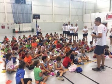 Carlos Vila director del Campus charlando con los alumnos