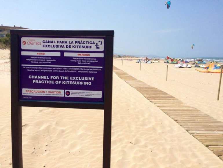Cartel anunciador del canal en la playa Les Deveses