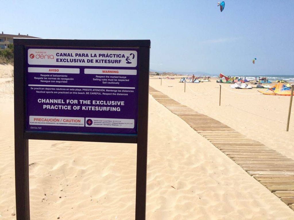 cartel anunciador del canal en la playa les deveses